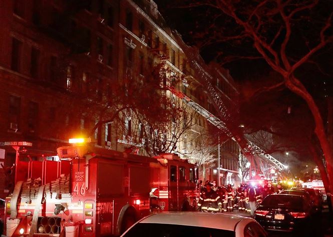 Cháy lớn tại tòa nhà trăm tuổi ở New York, 21 người thương vong